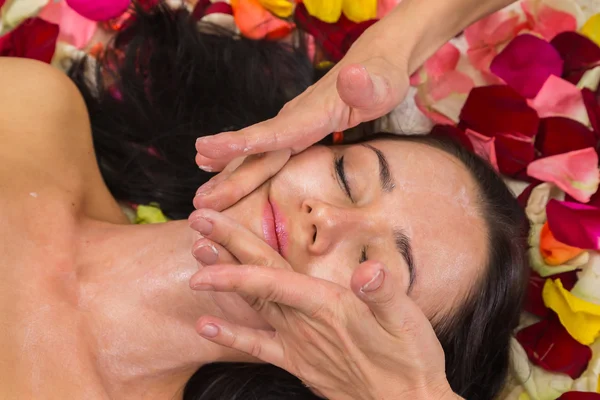 Jeune femme recevant un masque facial — Photo