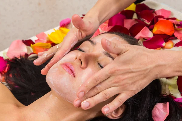 Jovem mulher recebendo máscara facial — Fotografia de Stock