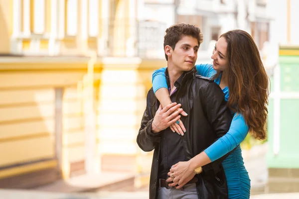 Casal apaixonado, abraçando na rua — Fotografia de Stock