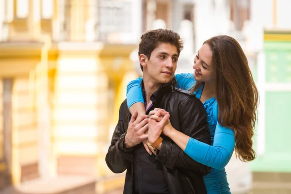 Paar in de liefde, knuffelen op de straat — Stockfoto