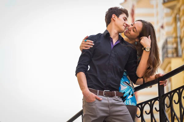 Paar in de liefde, knuffelen op de straat — Stockfoto