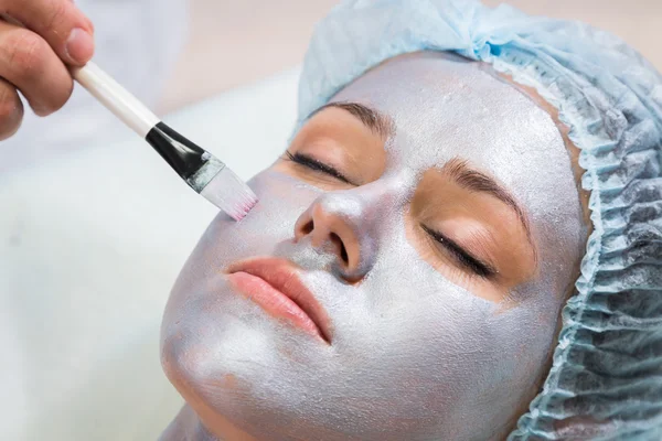 Terapeuta aplicando máscara facial para mulher — Fotografia de Stock
