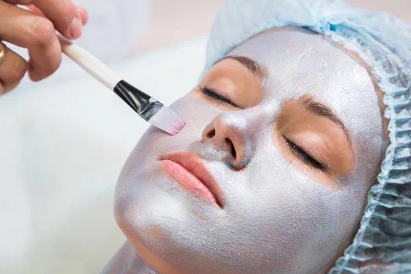 Terapeuta aplicando máscara facial para mulher — Fotografia de Stock