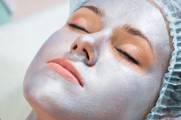 Therapist applying face mask to woman — Stock Photo, Image