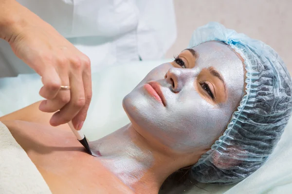 Therapist applying face mask to woman — Stock Photo, Image