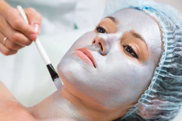 Therapeut face masker toepassen vrouw — Stockfoto