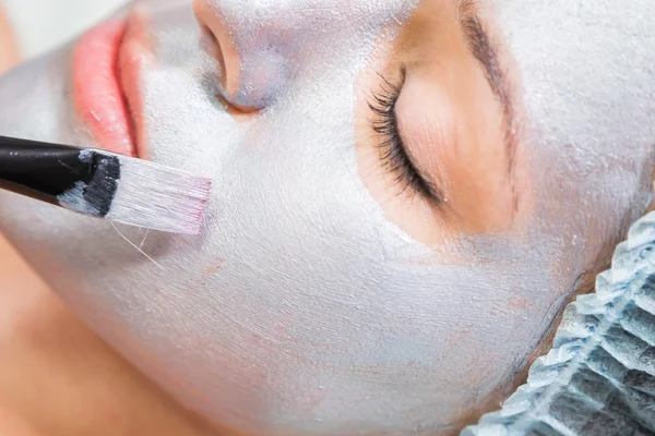 Therapist applying face mask to woman — Stock Photo, Image