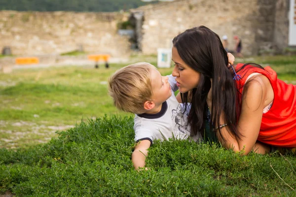 Mutter und Sohn liegen im Gras — Stockfoto