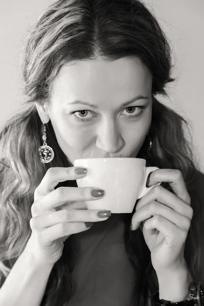 Dívka s šálkem cappuccina v kavárně. — Stock fotografie