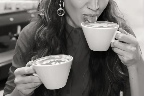 カフェでカプチーノのカップを持つ少女. — ストック写真