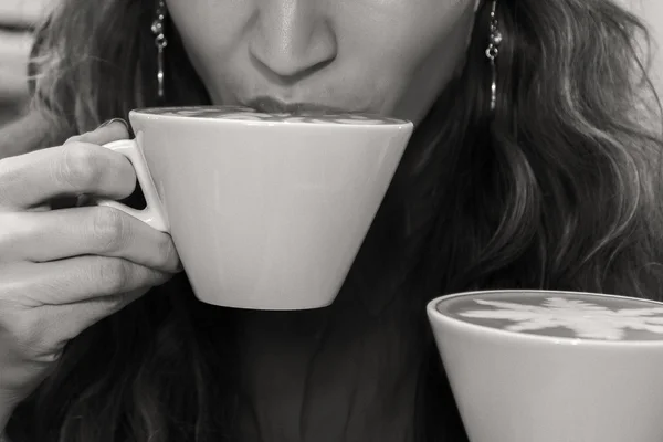 Menina com xícara de cappuccino no café . — Fotografia de Stock