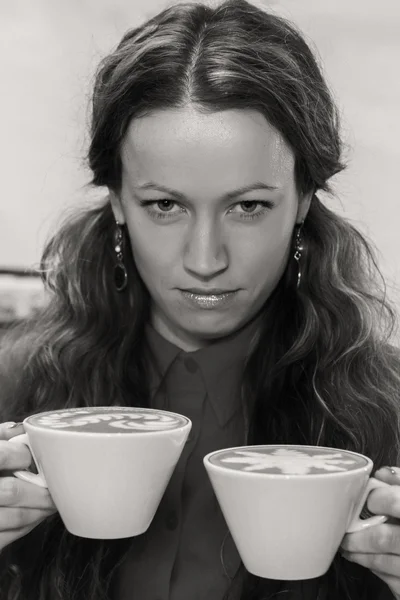 Menina com xícara de cappuccino no café . — Fotografia de Stock