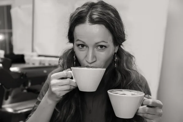 Chica con taza de capuchino en la cafetería . — Foto de Stock