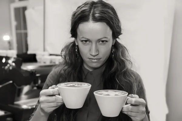 Meisje met kopje cappuccino in café. — Stockfoto