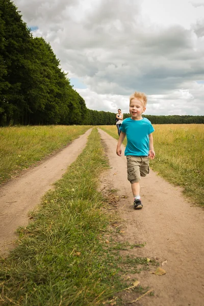 Jongen uitgevoerd in de natuur — Stockfoto