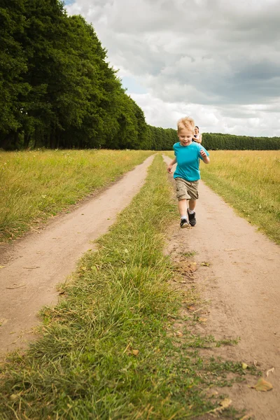 Ragazzo che corre nella natura — Foto Stock