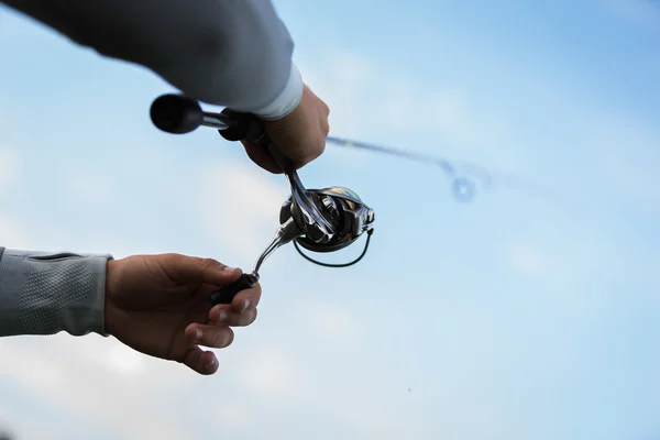 Pêcheur avec une canne à pêche — Photo