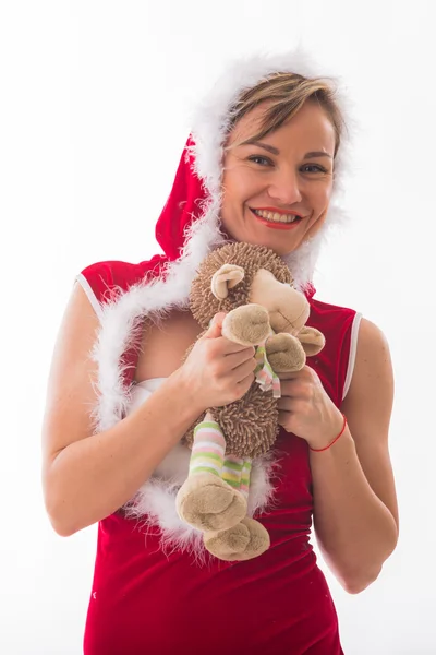 Блондинка в рождественском костюме с игрушечной бараниной — стоковое фото