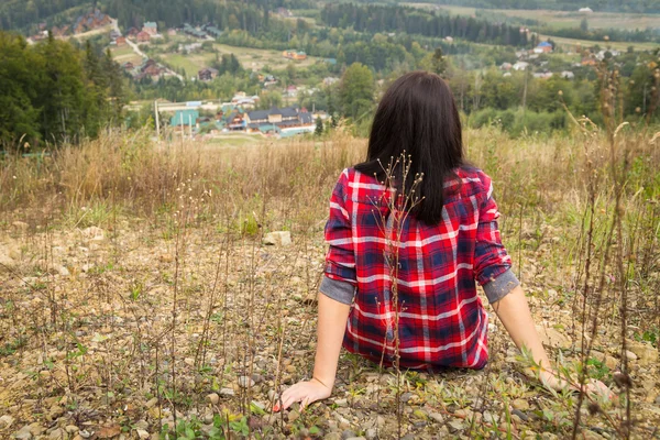 Mulher morena em roupas casuais na natureza — Fotografia de Stock