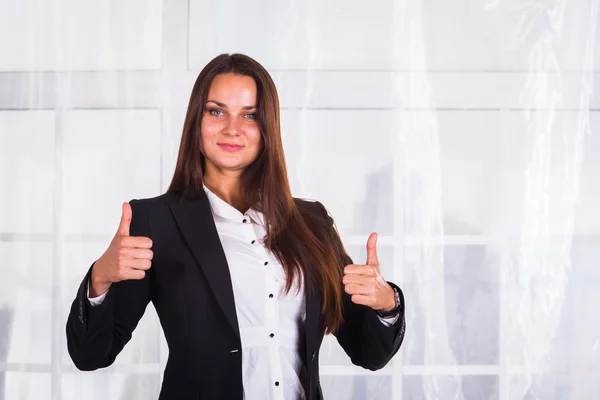 Mujer de negocios con pelo largo en traje —  Fotos de Stock