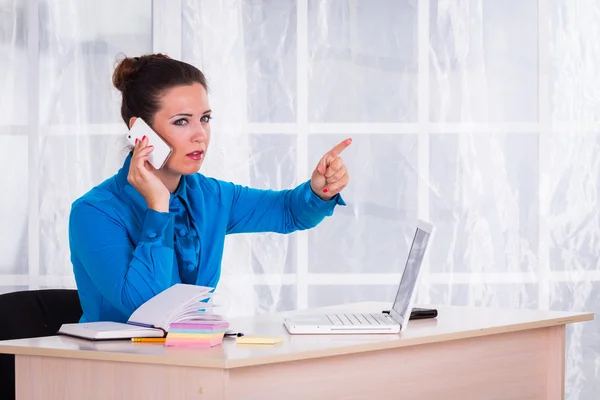 Pengusaha wanita yang bekerja di kantor — Stok Foto