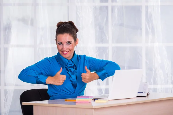 Empresaria con laptop en oficina — Foto de Stock