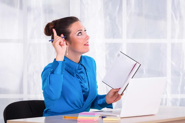 Bizneswoman z laptopem w biurze — Zdjęcie stockowe