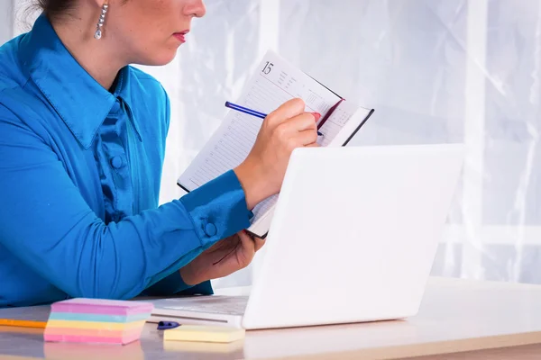 Zakenvrouw met laptop op kantoor — Stockfoto