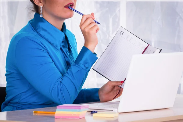 Zakenvrouw met laptop op kantoor — Stockfoto