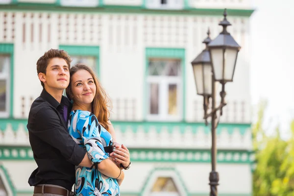 Paar in de liefde, knuffelen op de straat — Stockfoto