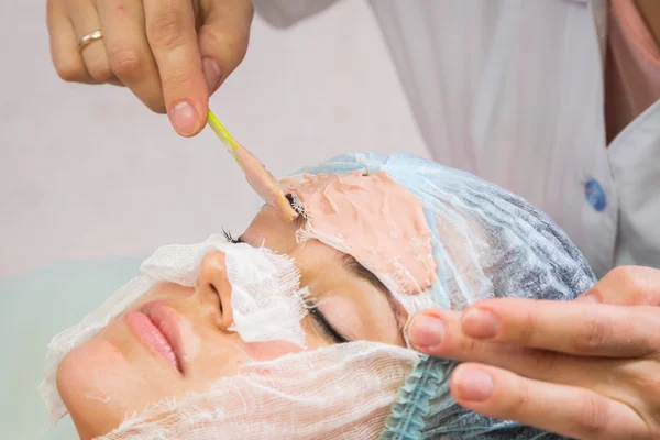 Mujer recibiendo máscara facial — Foto de Stock