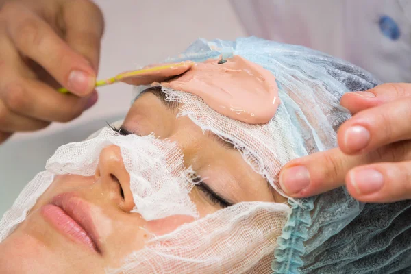 Frau erhält Gesichtsmaske — Stockfoto