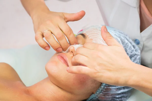 Woman receiving facial mask — Stock Photo, Image