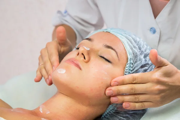 Woman receiving facial mask — Stock Photo, Image