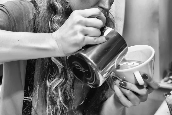 Mulher fazendo cappuccino — Fotografia de Stock