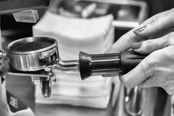 Woman making cappuccino — Stock Photo, Image