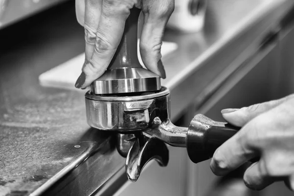 Frau macht Cappuccino — Stockfoto