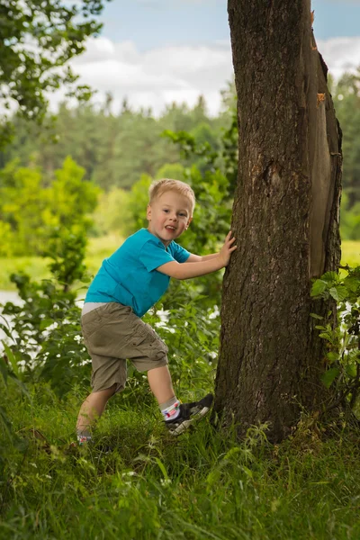 Bambino che gioca giochi attivi — Foto Stock