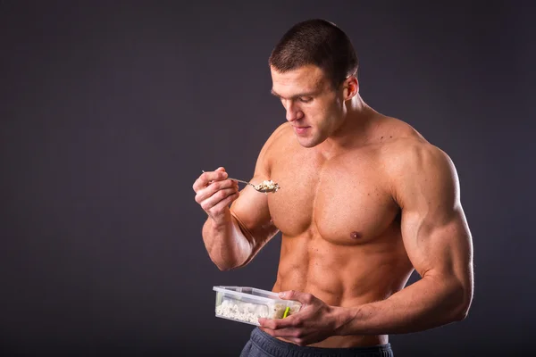 Kaslı adam yeme sağlıklı gıda