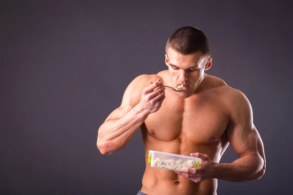 Kaslı adam yeme sağlıklı gıda