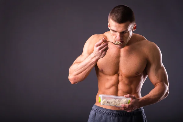 Uomo muscolare mangiare cibo sano — Foto Stock