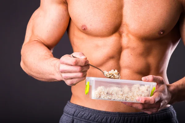 Uomo muscolare mangiare cibo sano — Foto Stock