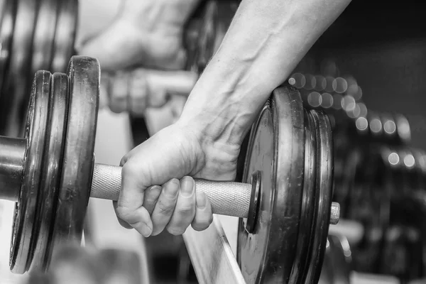 Mano che tiene un manubrio in palestra — Foto Stock