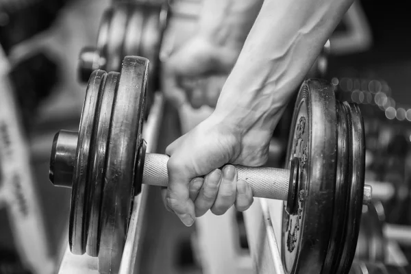 Mano che tiene un manubrio in palestra — Foto Stock