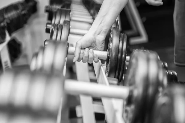 Hand hält eine Hantel im Fitnessstudio — Stockfoto