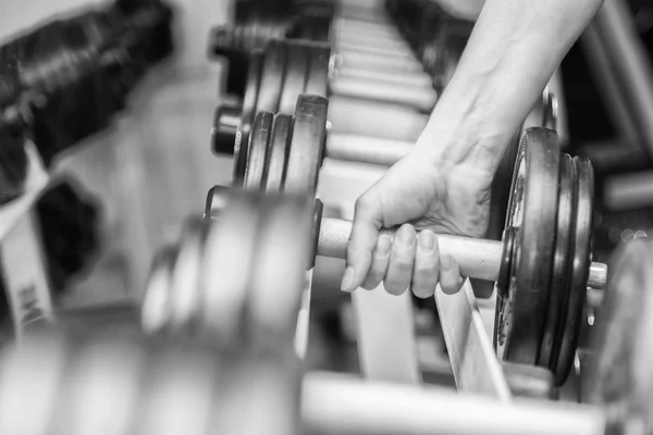 Hand som håller en hantel i gym — Stockfoto