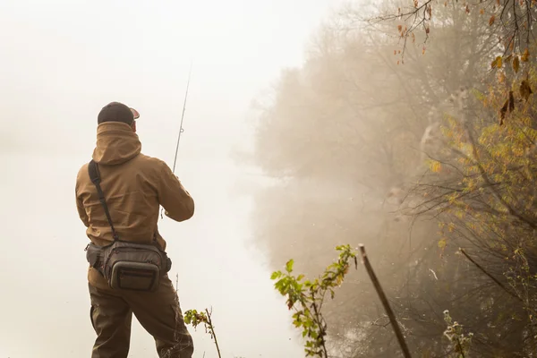 Pêcheur avec filature au bord de la rivière — Photo