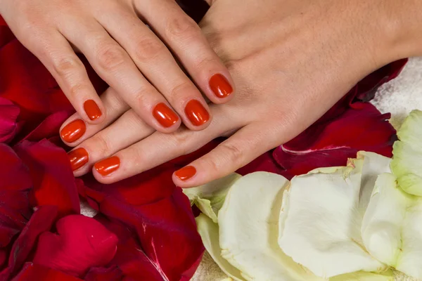 Mãos de mulher com esmalte vermelho — Fotografia de Stock