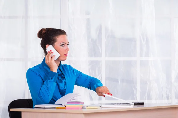 Känslomässiga affärskvinna arbetande i kontor — Stockfoto