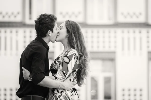 Paar in de liefde, knuffelen op de straat — Stockfoto